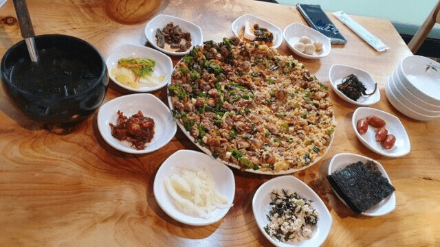 강릉 엄지네포장마차의 꼬막무침과 밑반찬 상차림