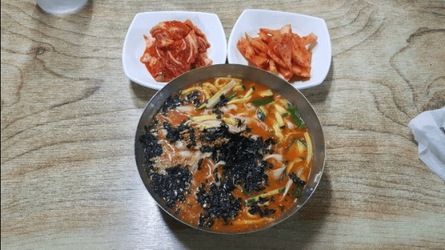 강릉 형제칼국수의 붉은 국물 장칼국수